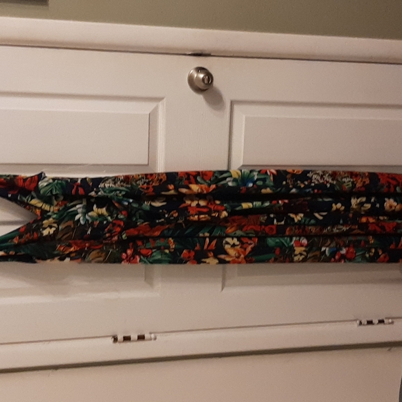 Tropical colors jumpsuit.  Wide leg. Never worn - Picture 2 of 2